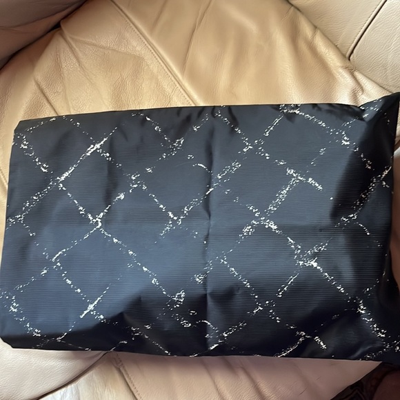 CHANEL Cream and Black Travel Bag with Elegant Design - Picture 8 of 9